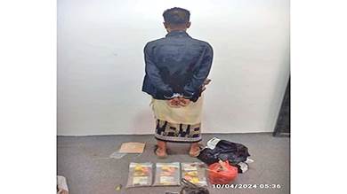 قوات دفاع شبوة تلقي القبض على متهم بحوزته كمية من المخدرات بعتق